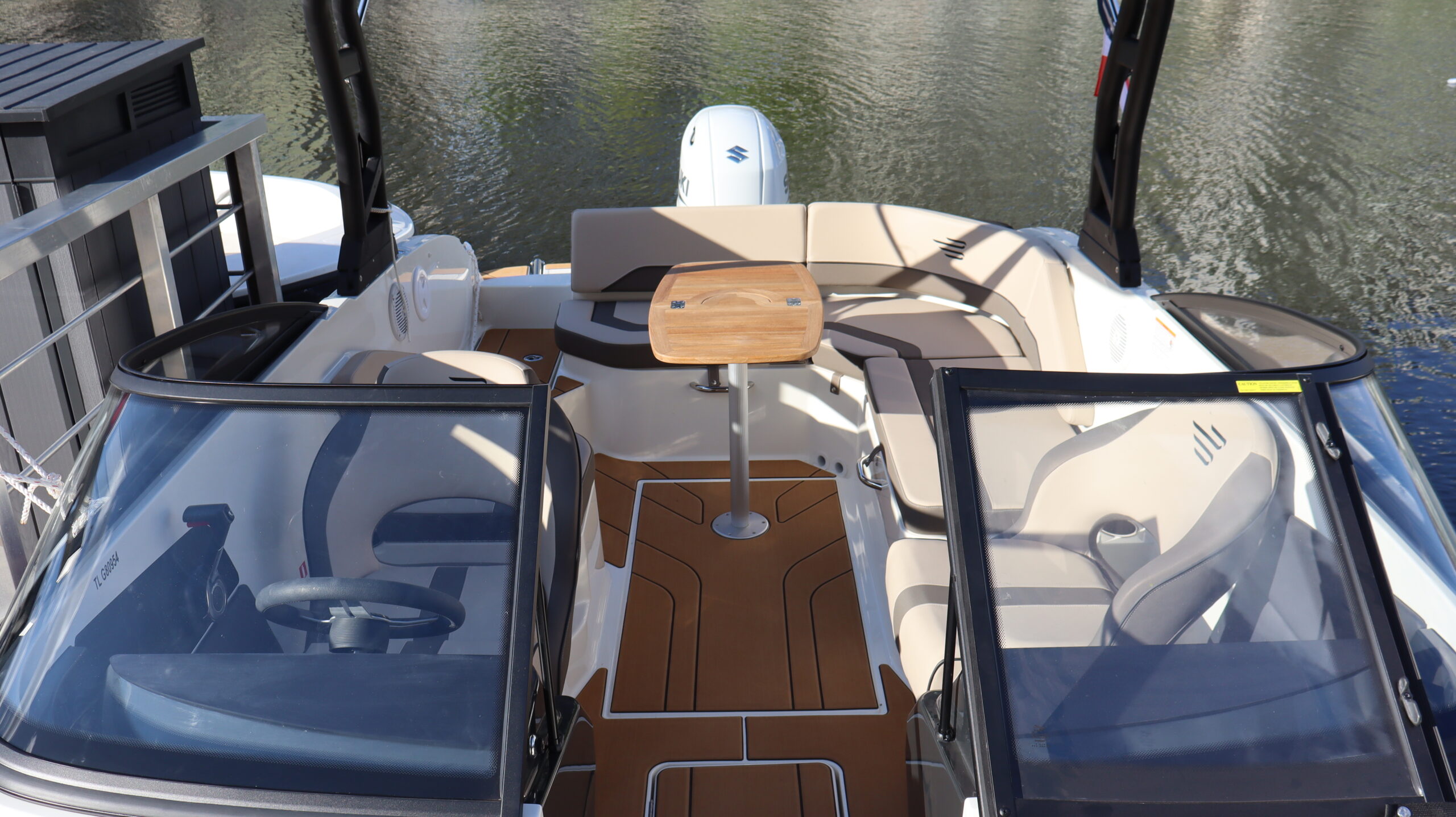 l'intérieur du bayliner V20
