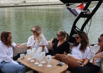 Balade en bateau pour un enterrement de vie de jeune fille