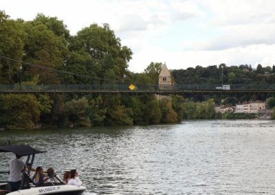 Voir l'île Barbe en bateau