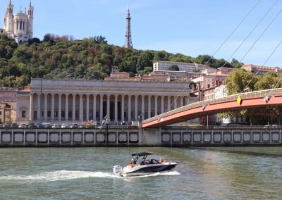 plus belle vue de Lyon avec un bateau de Cap Confluent