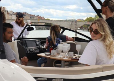 Sortie en bateau entre amis sur la Saône à Lyon